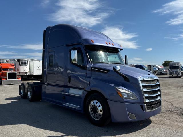  Salvage Freightliner Cascadia 1