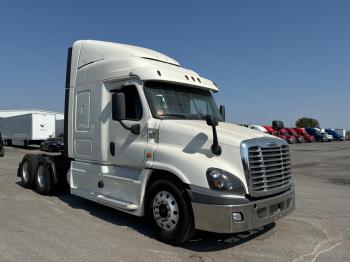  Salvage Freightliner Cascadia 1