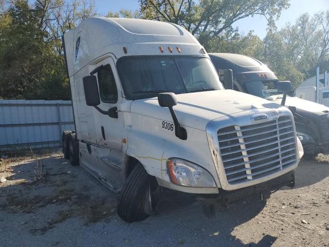  Salvage Freightliner Cascadia 1