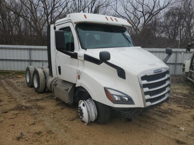  Salvage Freightliner Cascadia 1