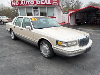  Salvage Lincoln Towncar