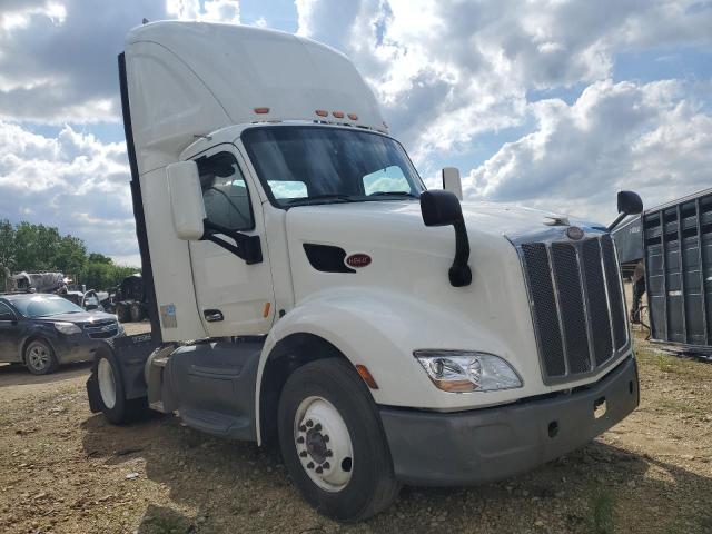  Salvage Peterbilt 579