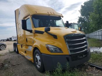  Salvage Freightliner Cascadia 1