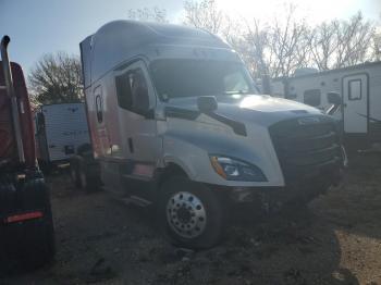  Salvage Freightliner Cascadia 1