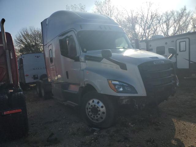  Salvage Freightliner Cascadia 1