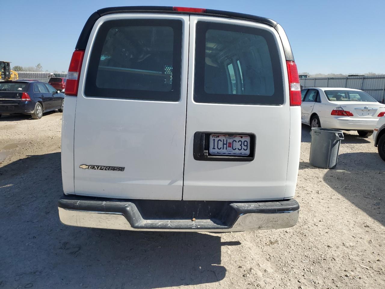 Chevrolet Express Image 3