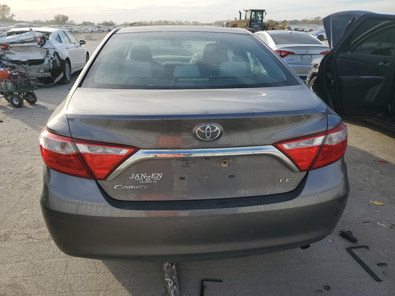 Toyota Camry Le Image 2