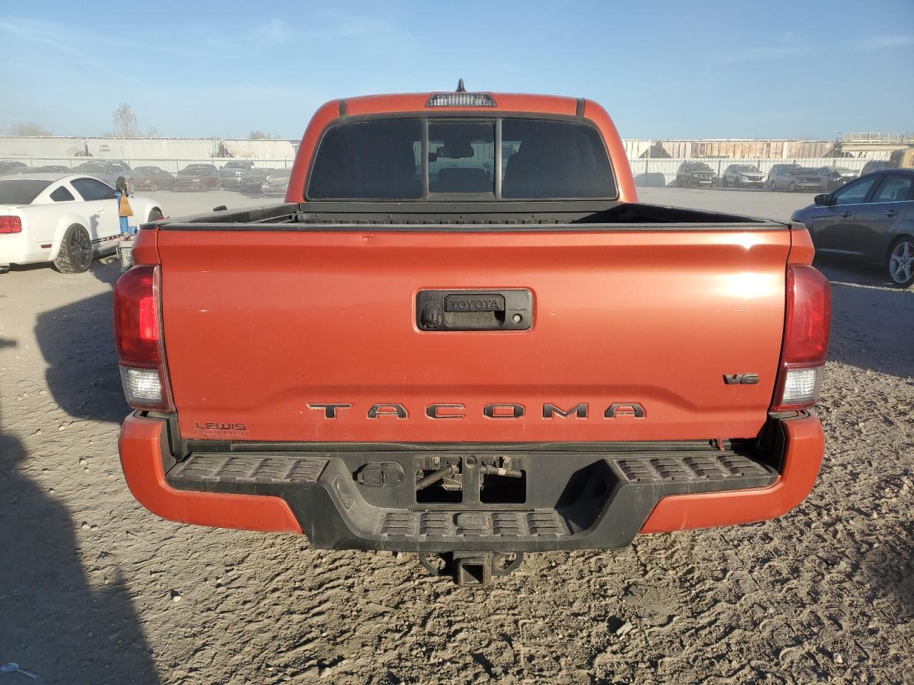 Toyota Tacoma Double Cab Image 3