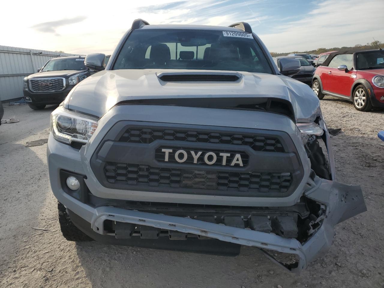 Toyota Tacoma Double Cab Image 3