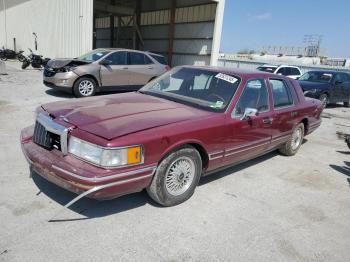  Salvage Lincoln Towncar