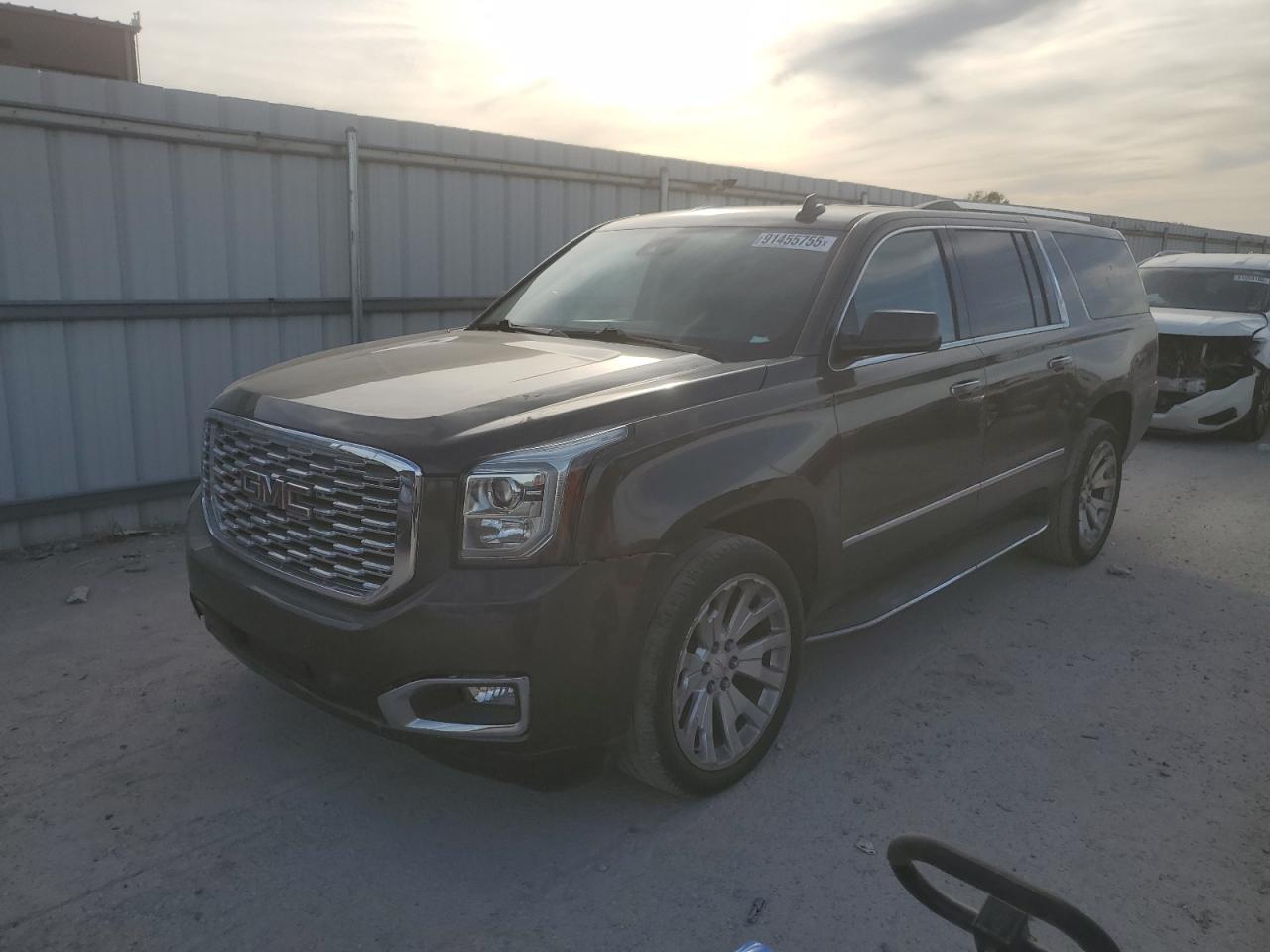 GMC Yukon Denali Image 1