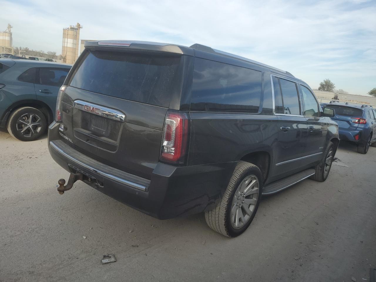 GMC Yukon Denali Image 8