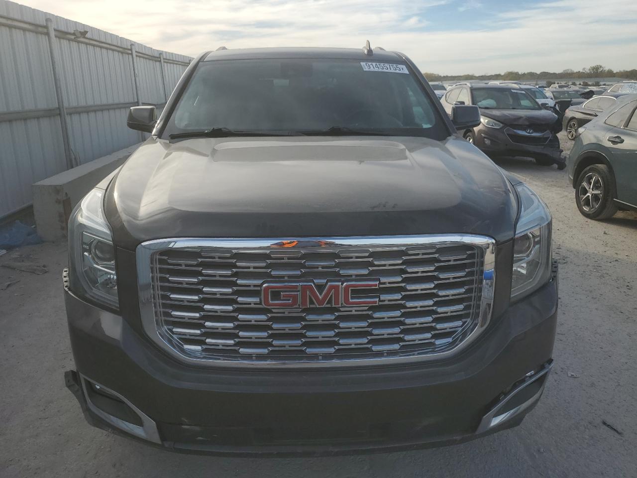 GMC Yukon Denali Image 10