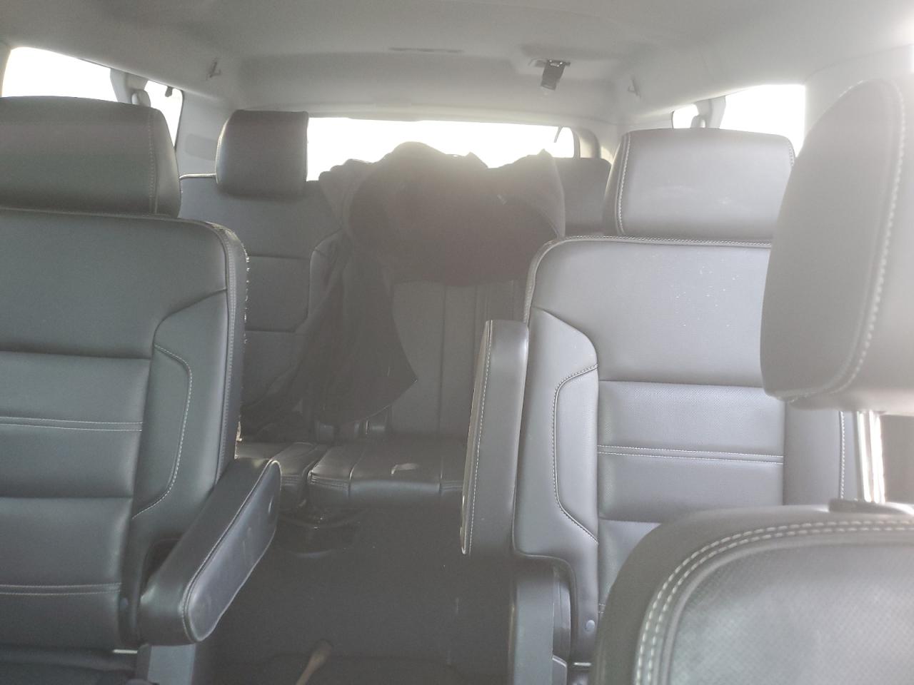 GMC Yukon Denali Image 9