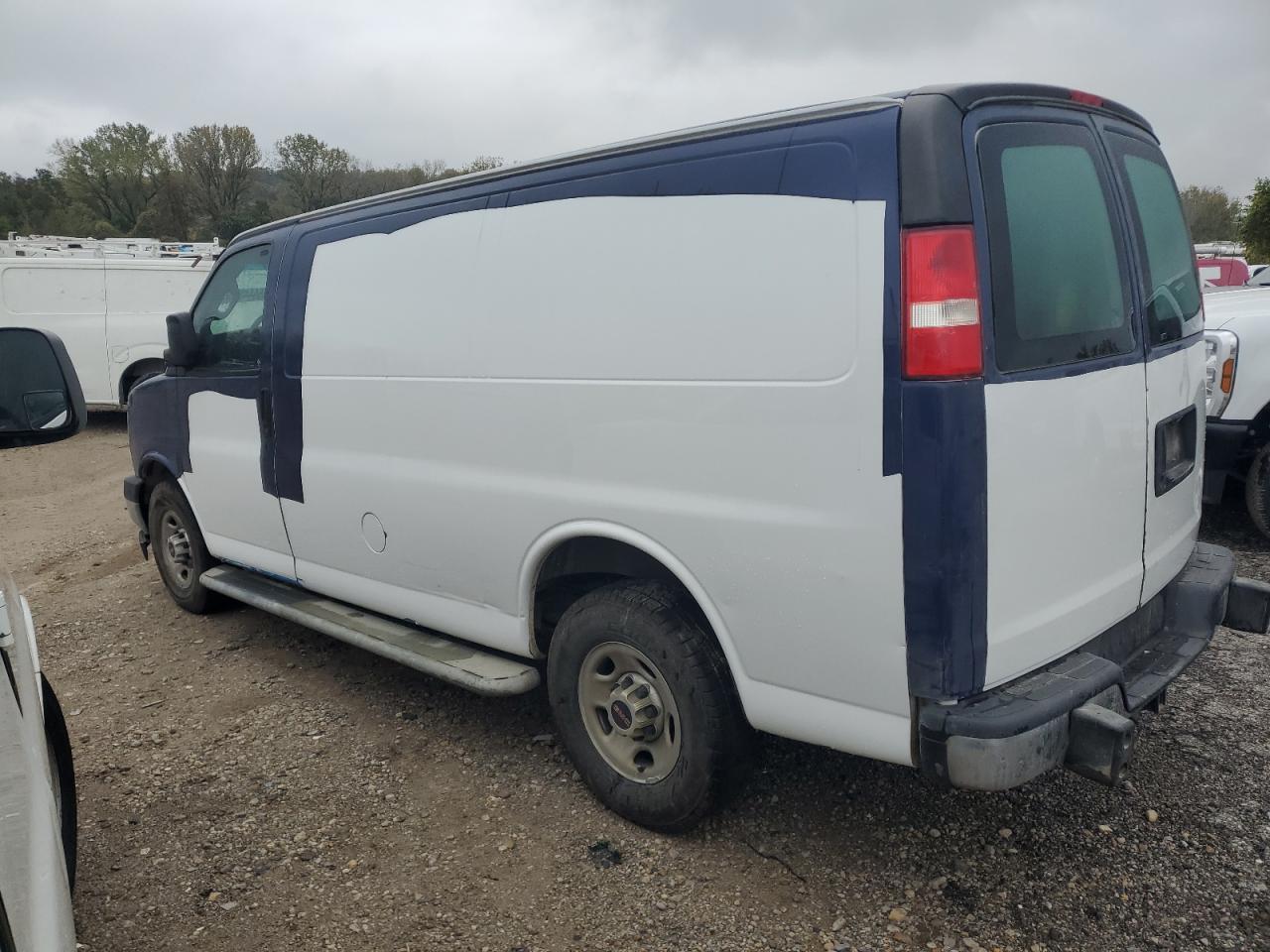 GMC Savana G2500 Image 2