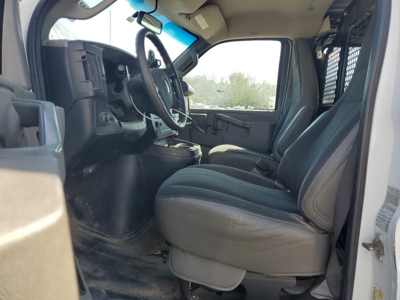 GMC Savana G2500 Image 11