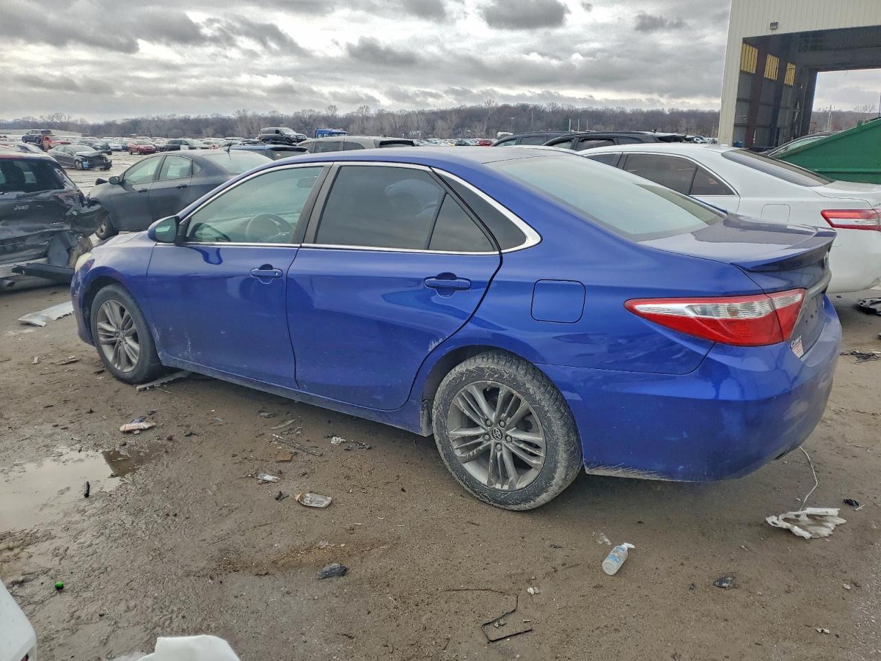 Toyota Camry Le Image 2