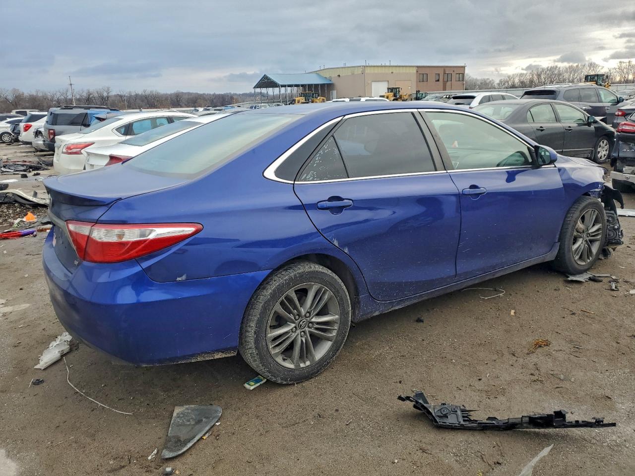 Toyota Camry Le Image 8