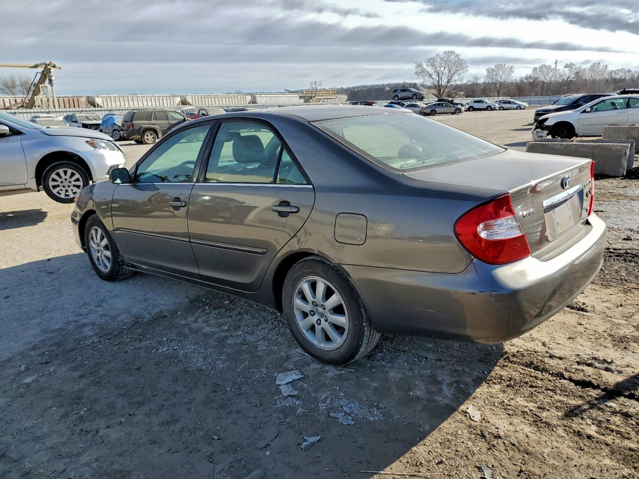 Toyota Camry Le Image 2