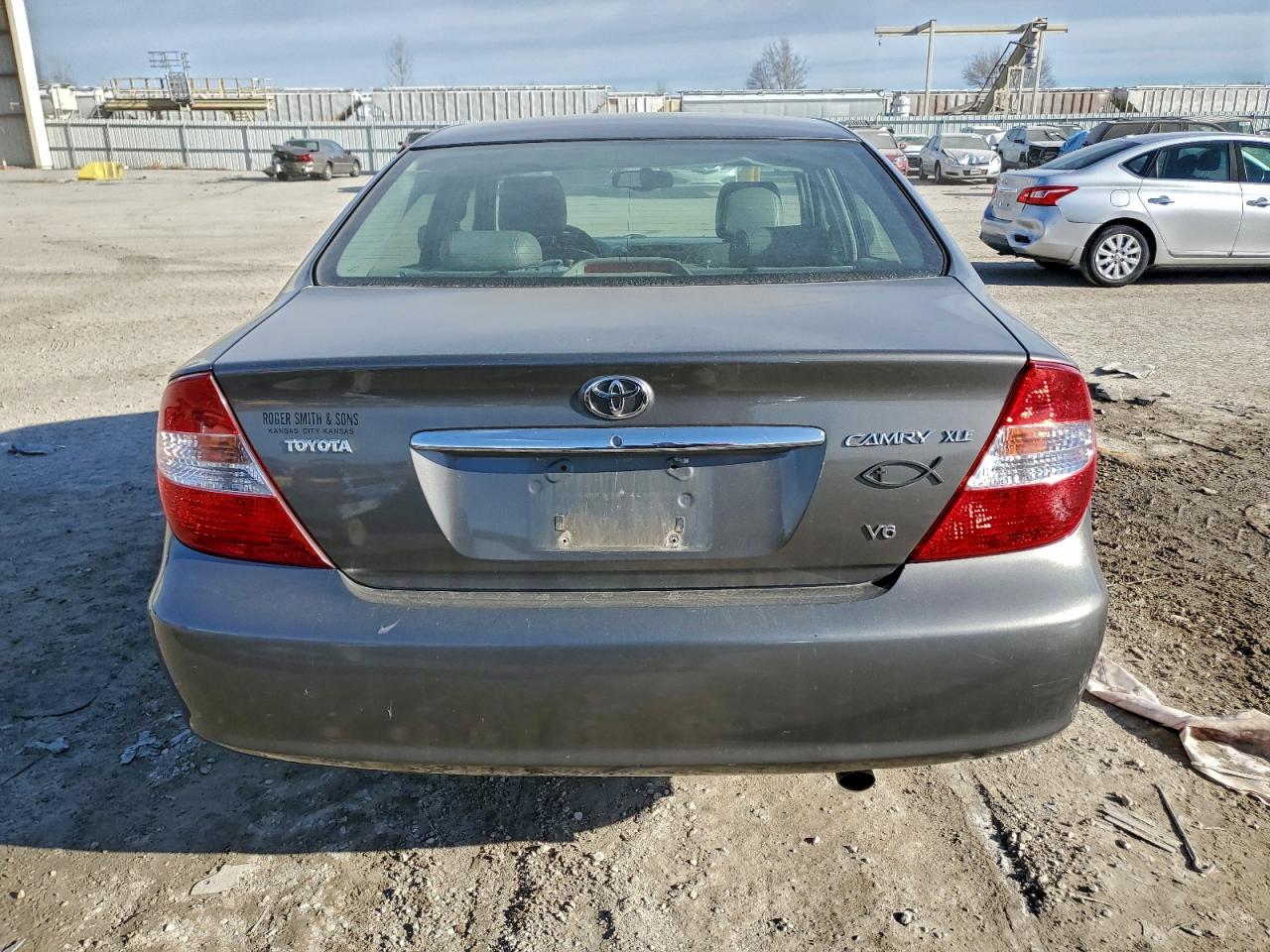 Toyota Camry Le Image 5