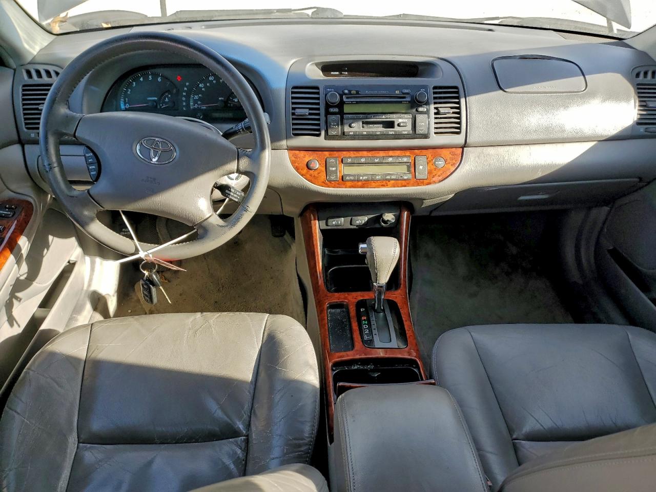 Toyota Camry Le Image 6