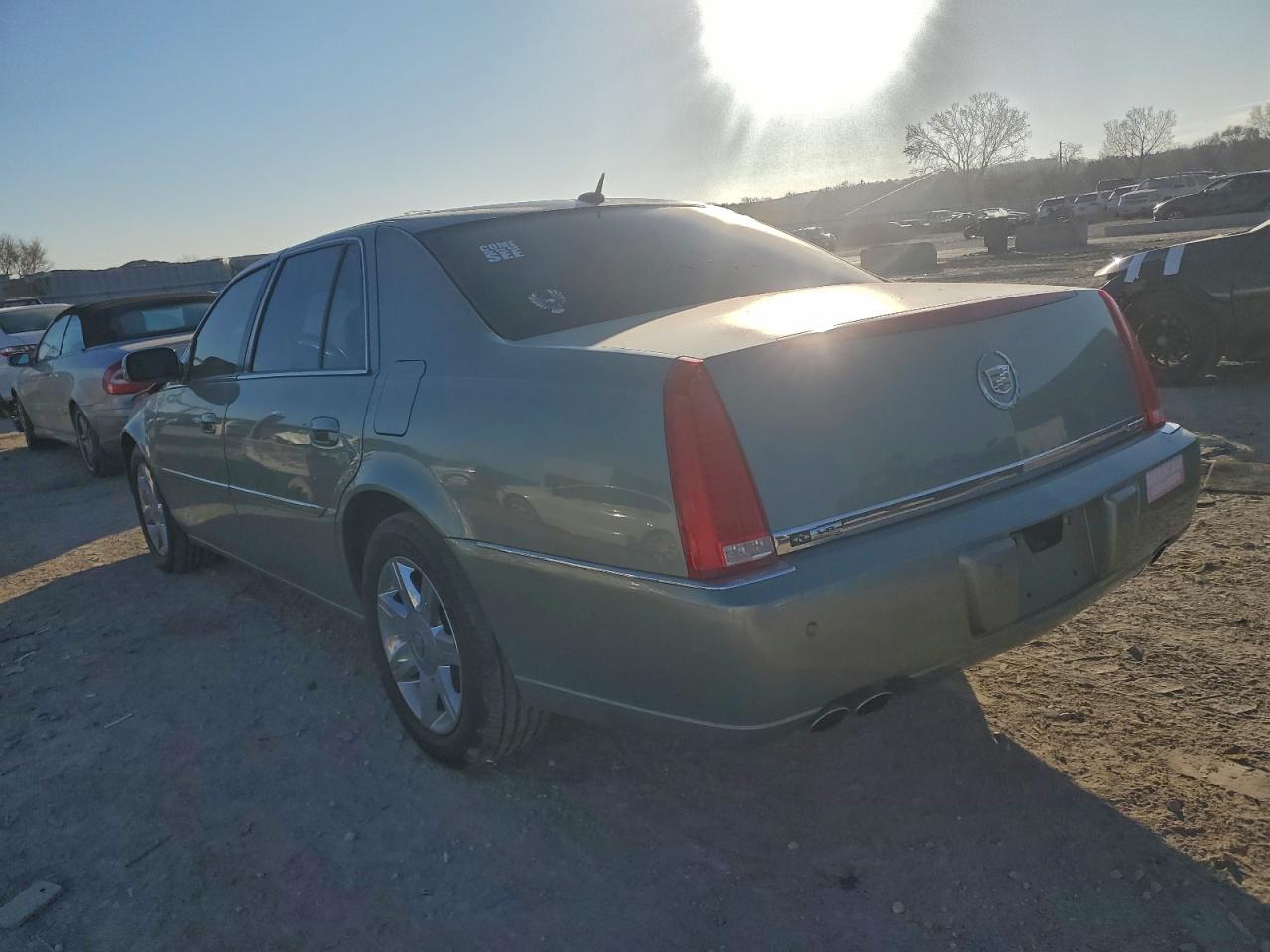 Cadillac DTS Image 7