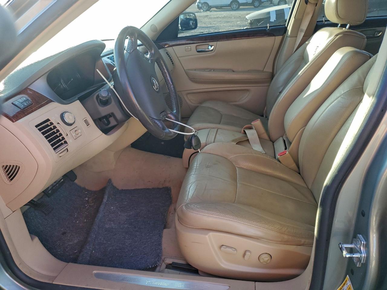 Cadillac DTS Image 11