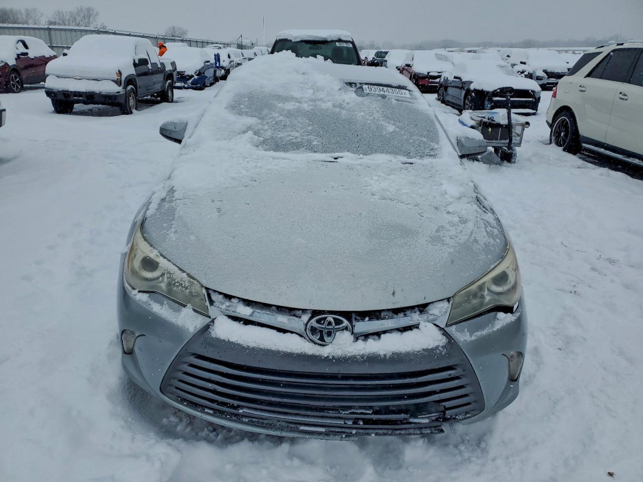 Toyota Camry Le Image 7