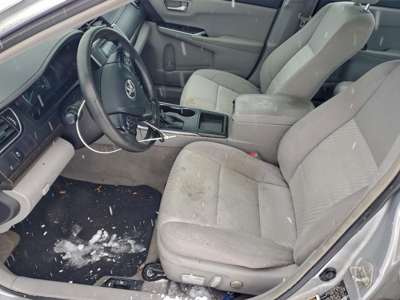 Toyota Camry Le Image 6