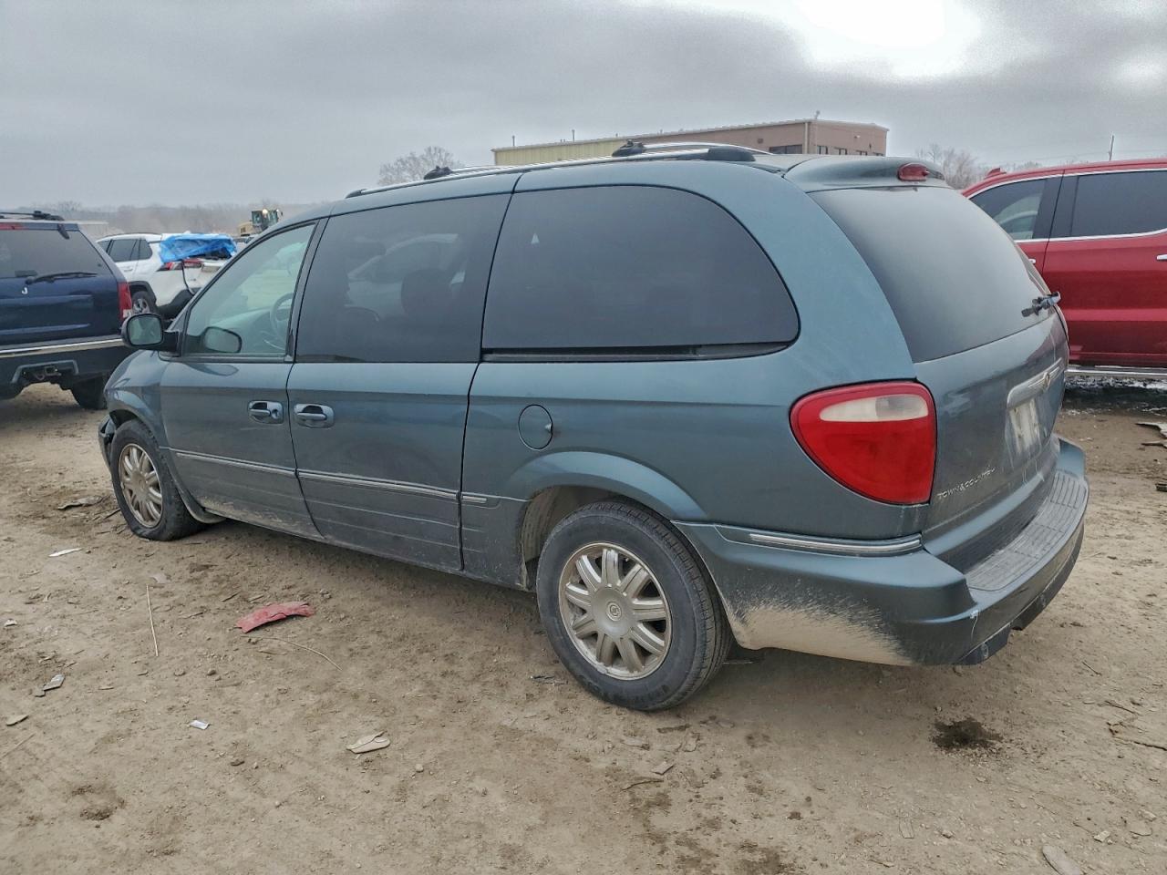 Chrysler Minivan Limited Image 3