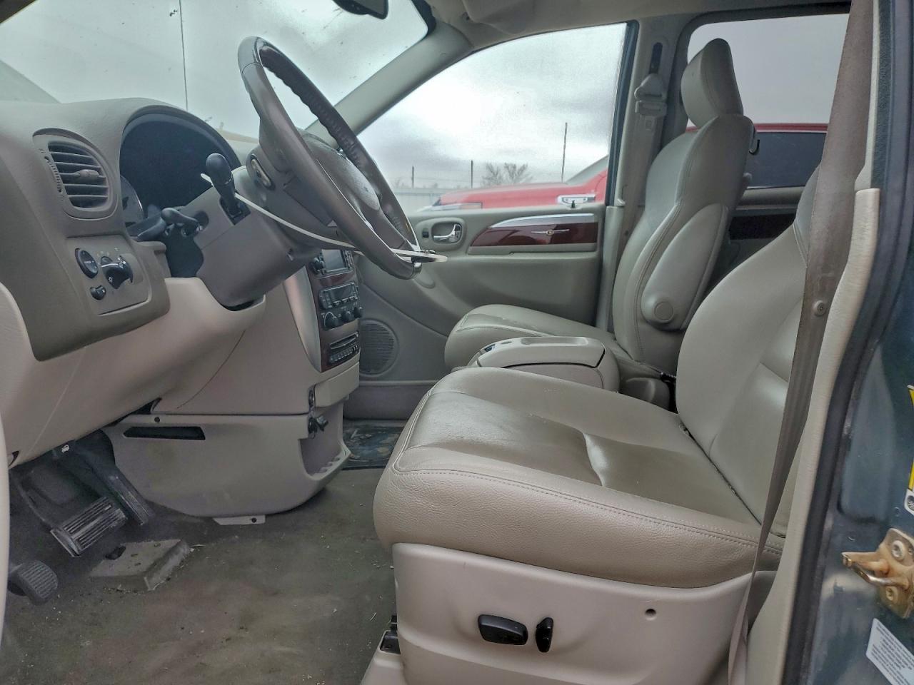 Chrysler Minivan Limited Image 7