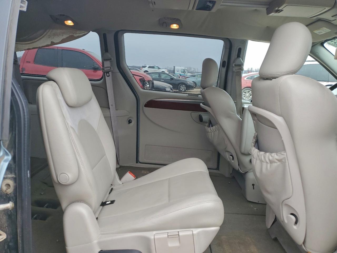 Chrysler Minivan Limited Image 9