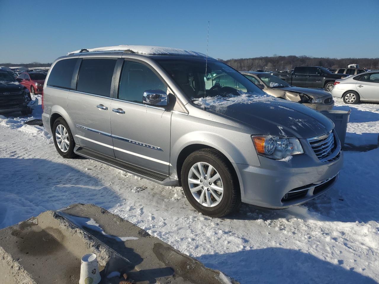 Chrysler Minivan Limited Platinum Image 2