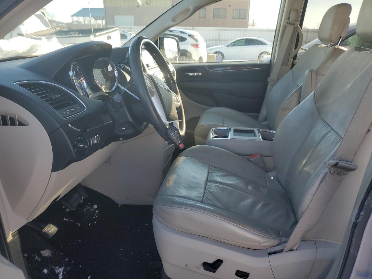 Chrysler Minivan Limited Platinum Image 7