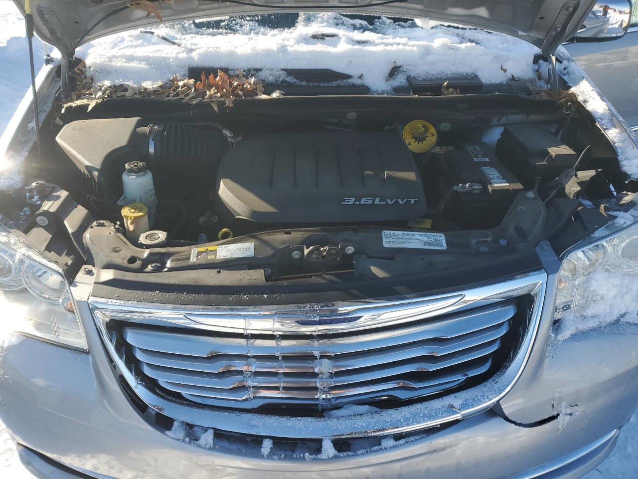 Chrysler Minivan Limited Platinum Image 10