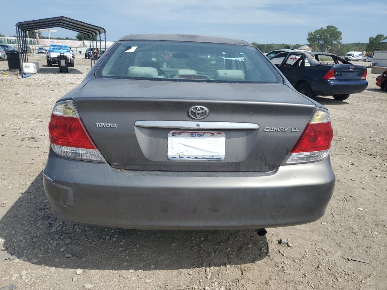 Toyota Camry Le Image 11