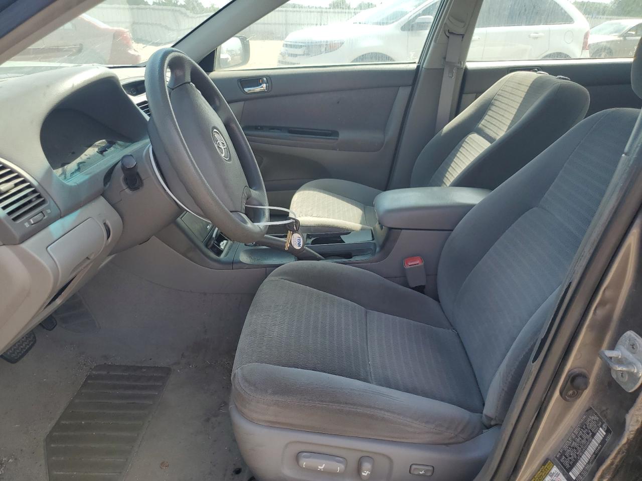 Toyota Camry Le Image 7