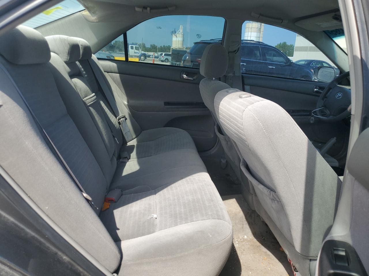 Toyota Camry Le Image 9