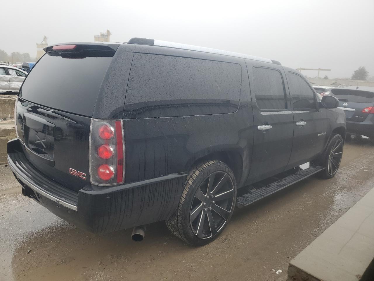 GMC Yukon Denali Image 2