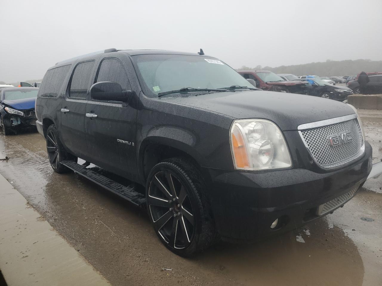 GMC Yukon Denali Image 5