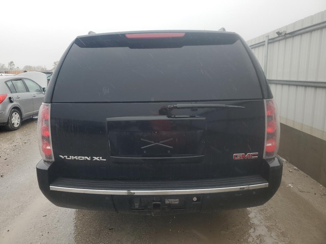 GMC Yukon Denali Image 6