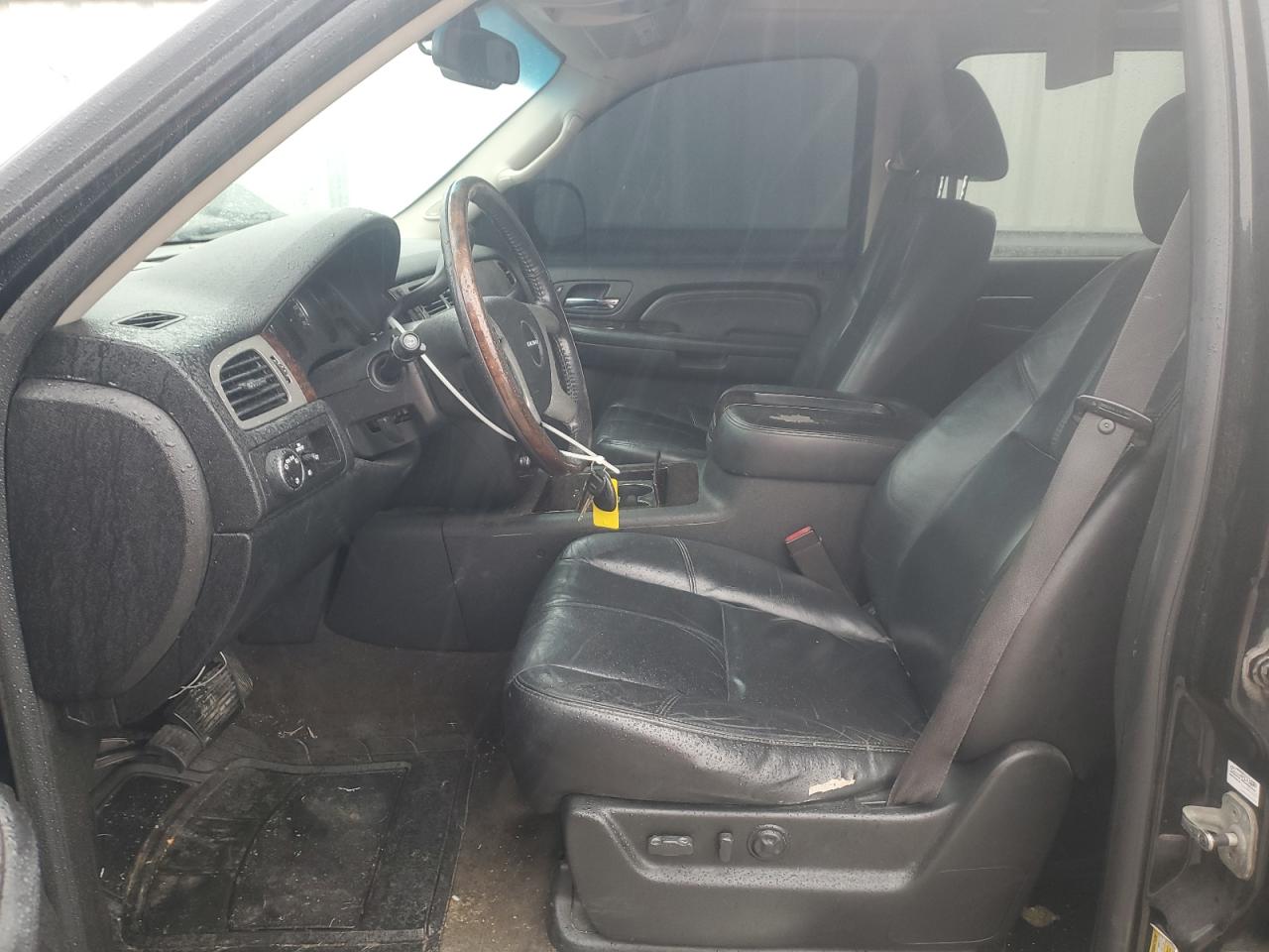 GMC Yukon Denali Image 12