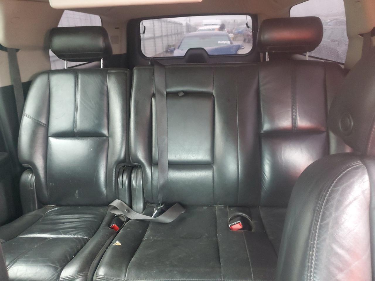 GMC Yukon Denali Image 3