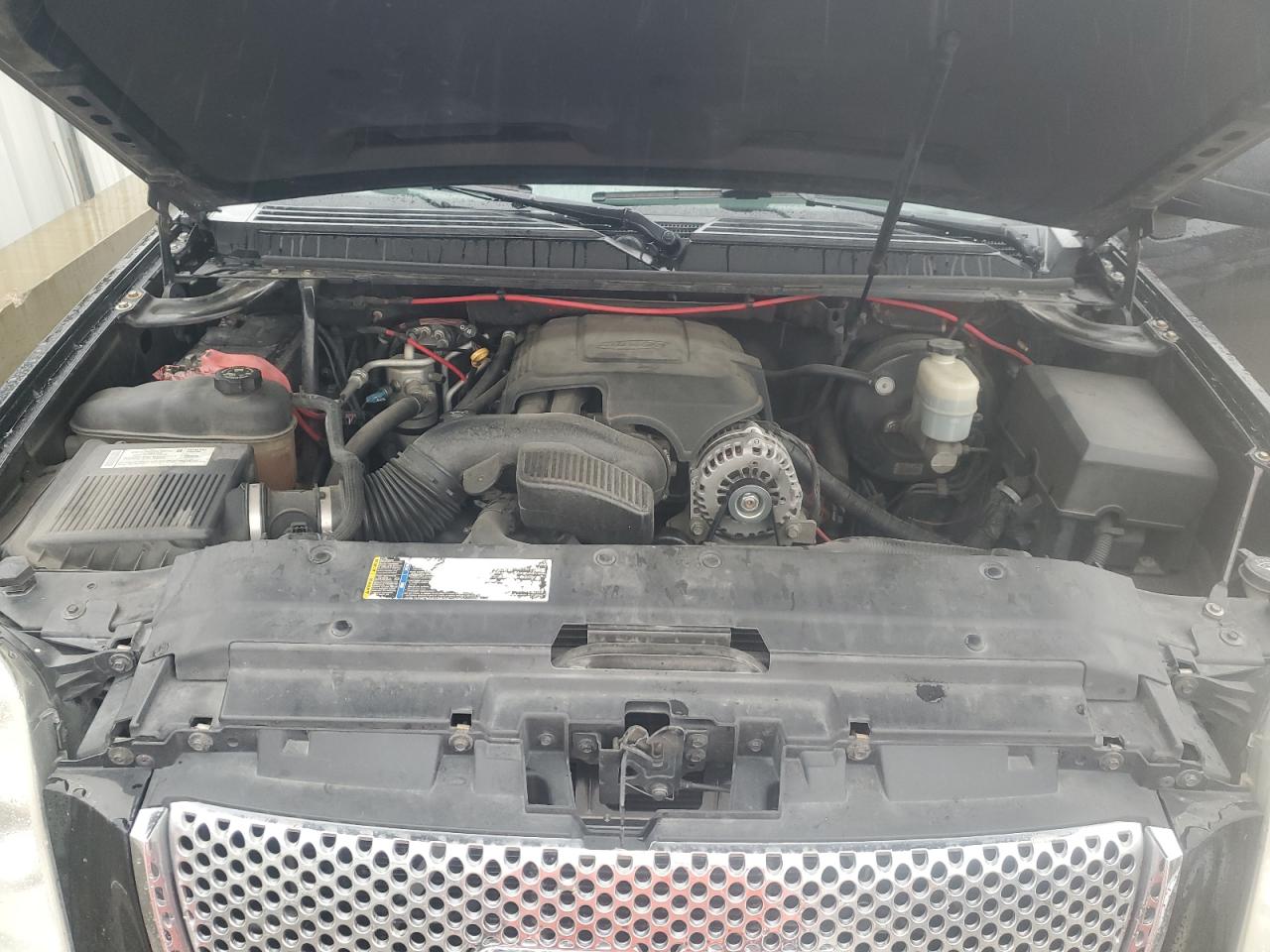 GMC Yukon Denali Image 13