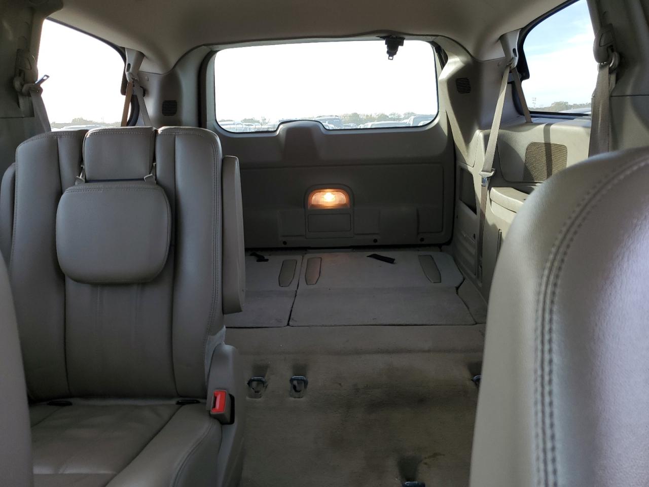 Chrysler Minivan Touring Image 7