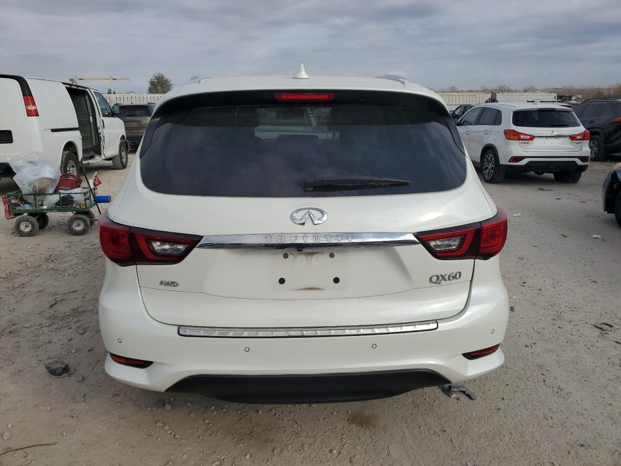 INFINITI Qx Luxe Image 2