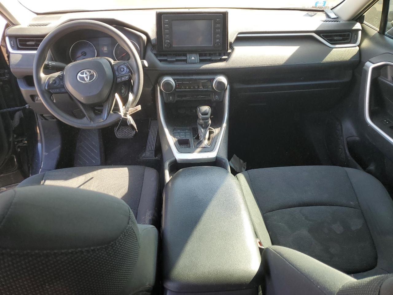Toyota RAV4 Le Image 4