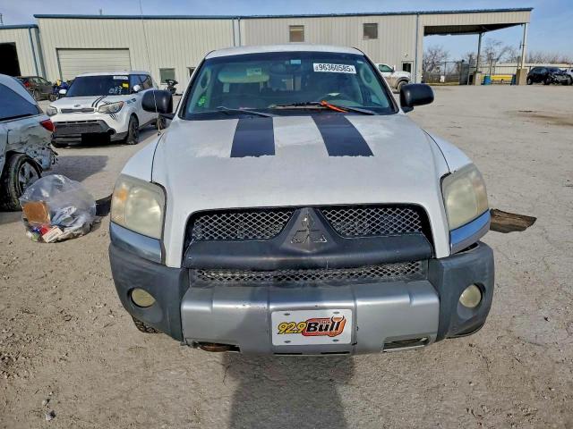 Mitsubishi Raider Durocross Image 5