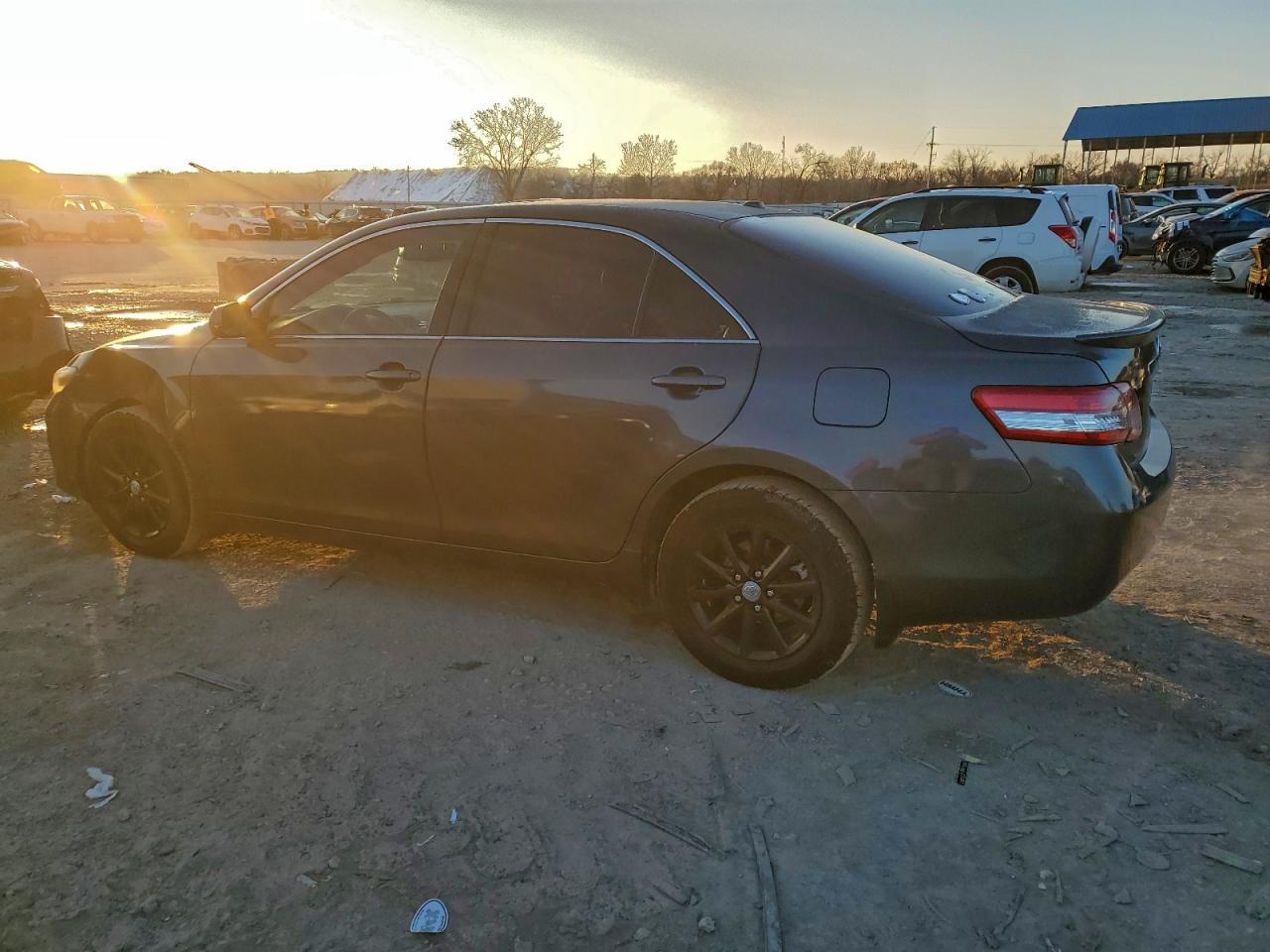 Toyota Camry Base Image 4