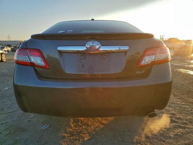 Toyota Camry Base Image 3